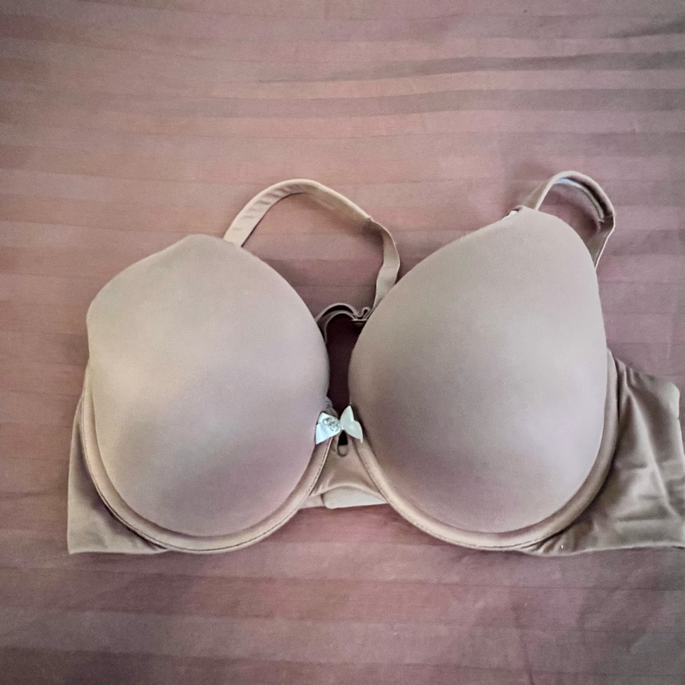 VS Bra
Body by Victoria lined Perfect Coverage
Tan Bra
Size 36D
Like new